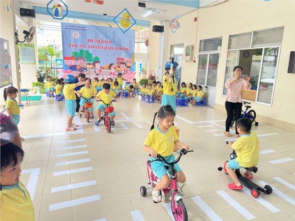 Bé Ngoan vui học giao thông